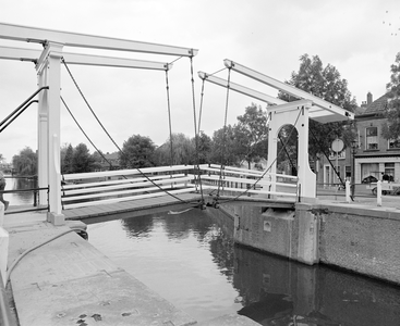 884288 Gezicht op de gerestaureerde ophaalbrug over de Oude Sluis te Vreeswijk (gemeente Nieuwegein).